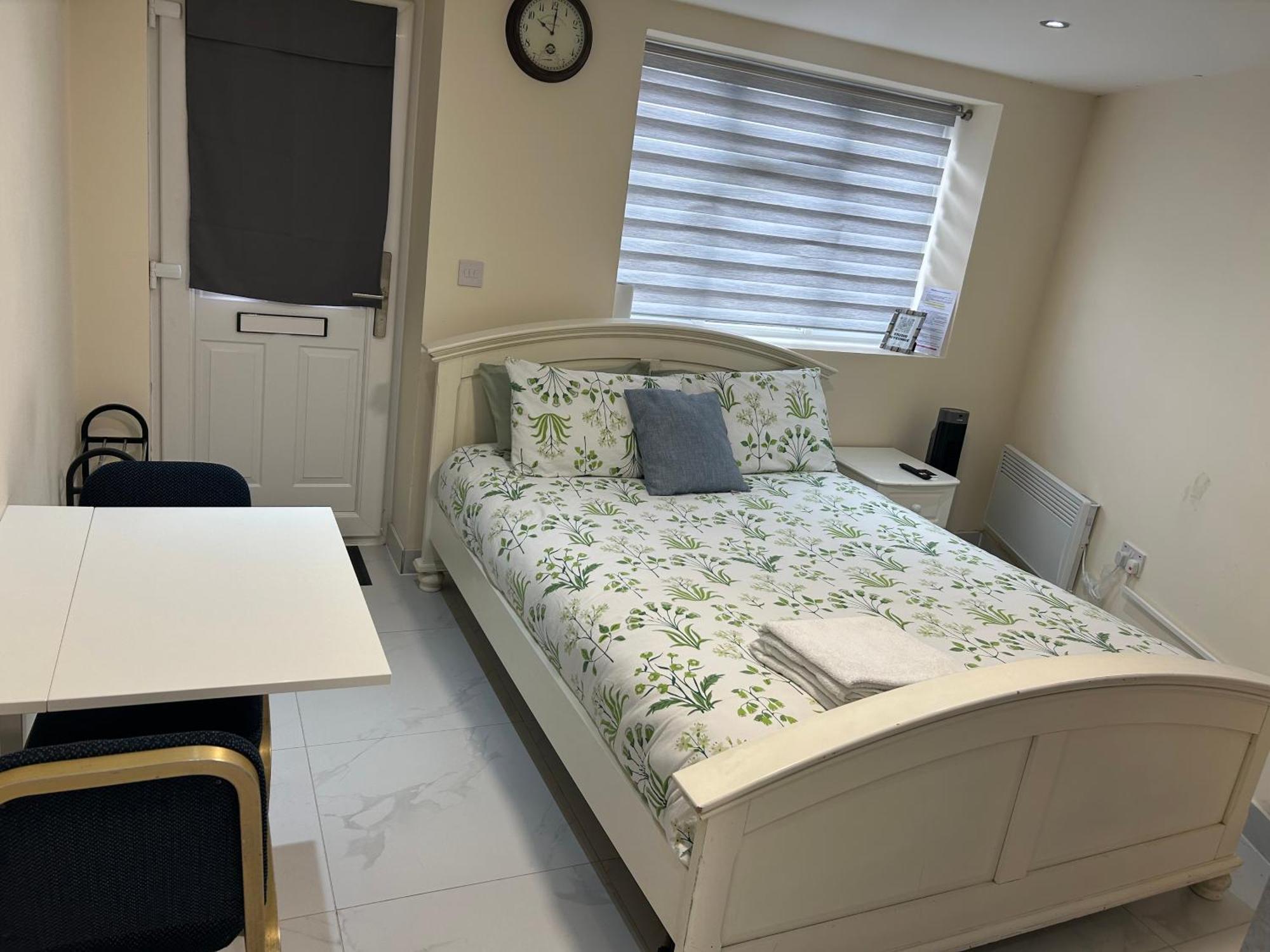 Cozy Studio Near Train Station Redbridge Exterior foto